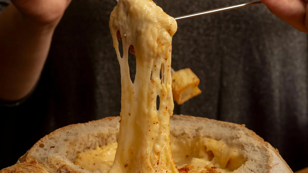 Fondue suiza de queso Gruyère y Vacherin con pan crujiente y vino blanco